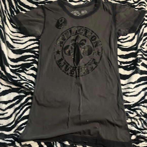grey affliction shirt has whole in armpit that i used safety pins to close 😭 - Picture 1 of 3